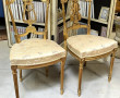 Deux chaises dorées de style Louis XVI, 