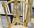 Deux chaises dorées de style Louis XVI, 