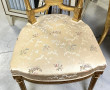 Deux chaises dorées de style Louis XVI, 