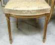 Deux chaises dorées de style Louis XVI, 