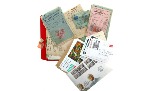Lot de vieux papiers, enveloppes et fact