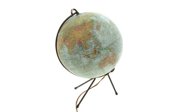 Globe ancien en verre et papier, sur tré