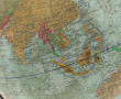 Globe ancien en verre et papier, sur tré