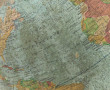 Globe ancien en verre et papier, sur tré