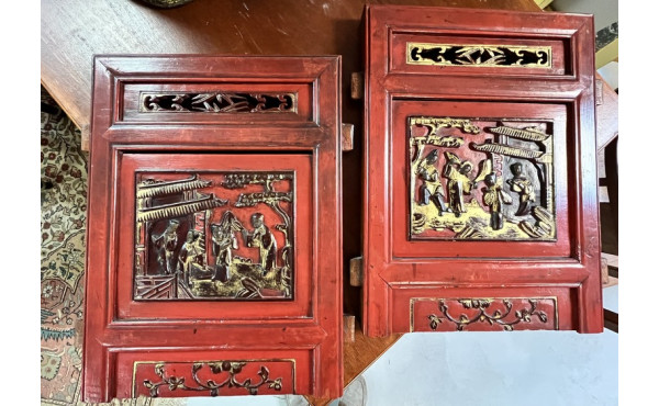 Deux panneaux de meuble chinois laqué ro