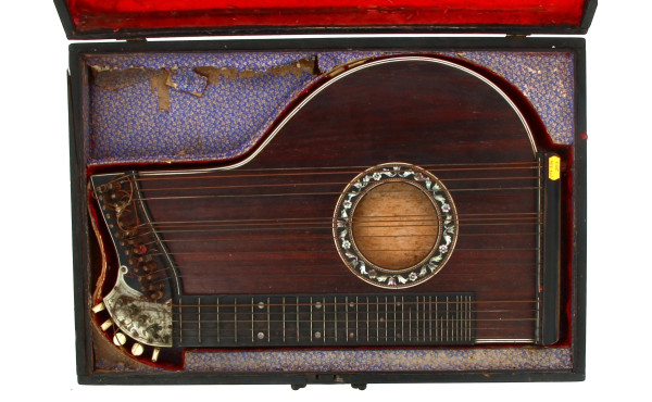 Cythare ancienne en placage de bois fonc