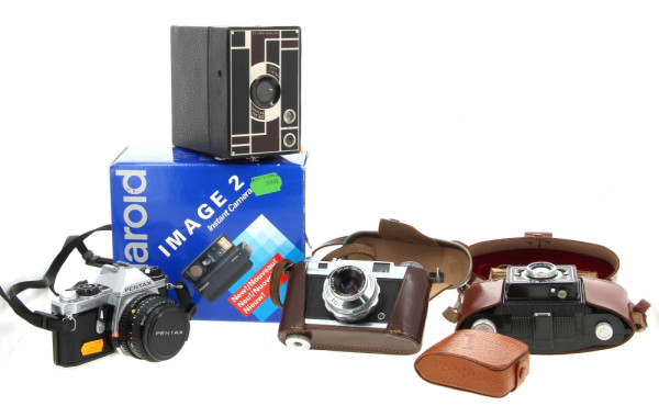 Lot d'appareil photos et un box, dont Po