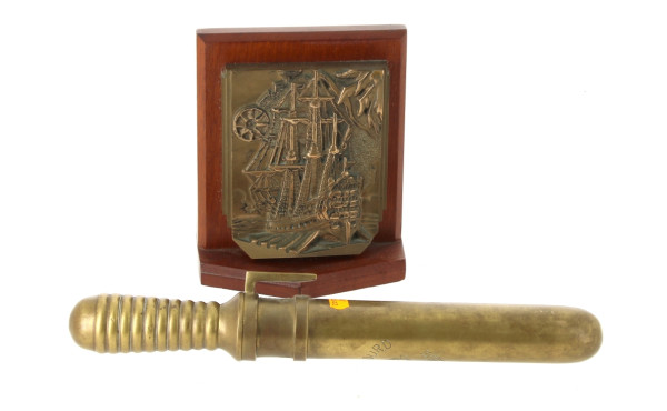 Tape de bouche en bronze à décor d'un na