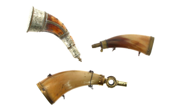 Lot de 3 poires à poudre en corne et mét