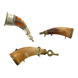 Lot de 3 poires à poudre en corne et mét