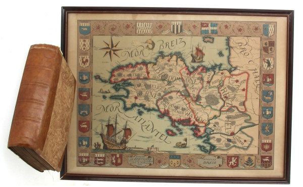 Quelques cartes postales dans un album (