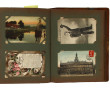 Quelques cartes postales dans un album (
