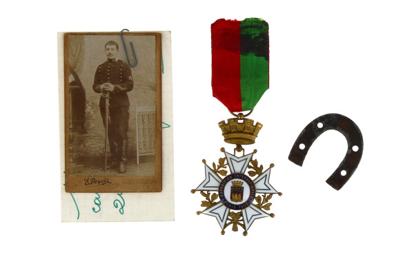 Lot comprenant une médaille Exposition I