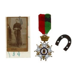 Lot comprenant une médaille Exposition I