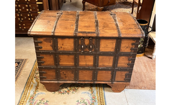 Coffre indien ancien en bois et ferrure.