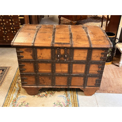 Coffre indien ancien en bois et ferrure.