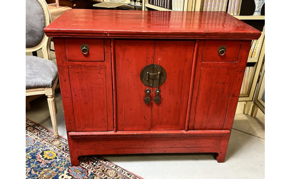 Meuble chinois laqué rouge ouvrant à deu