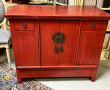 Meuble chinois laqué rouge ouvrant à deu