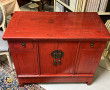Meuble chinois laqué rouge ouvrant à deu