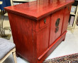 Meuble chinois laqué rouge ouvrant à deu