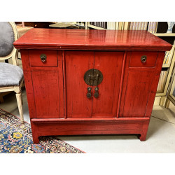 Meuble chinois laqué rouge ouvrant à deu