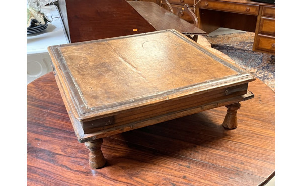 Table à thé indienne en bois et métal 56
