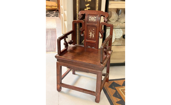 CHINE - Fauteuil en bois sculpté, dossie