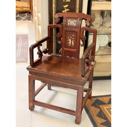 CHINE - Fauteuil en bois sculpté, dossie