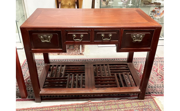 Bureau en bois verni ouvrant à 4 tiroir