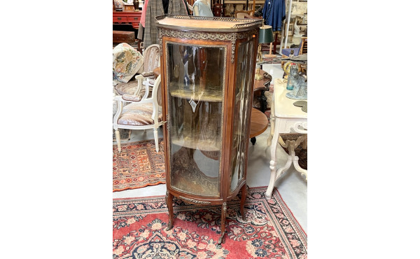 Vitrine de style Louis XV en placage et 