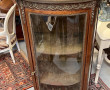 Vitrine de style Louis XV en placage et 