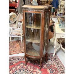 Vitrine de style Louis XV en placage et 