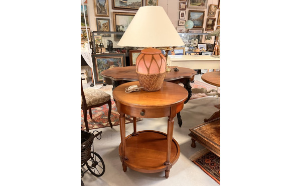 Guéridon en merisier ouvrant à un tiroir