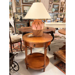 Guéridon en merisier ouvrant à un tiroir