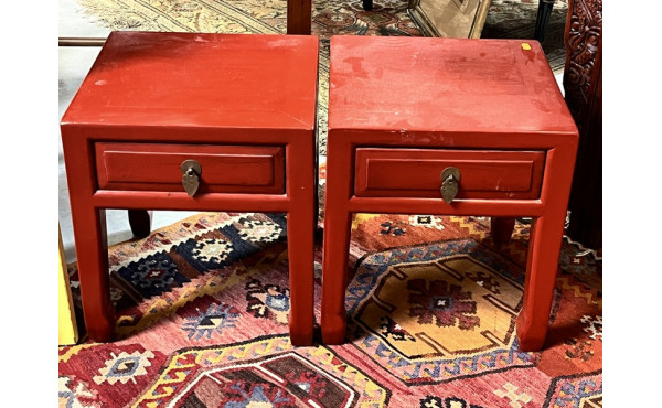 Paire de chevets chinois en laque rouge,