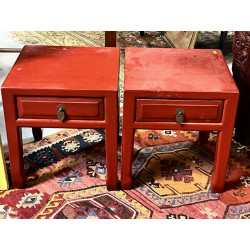 Paire de chevets chinois en laque rouge,