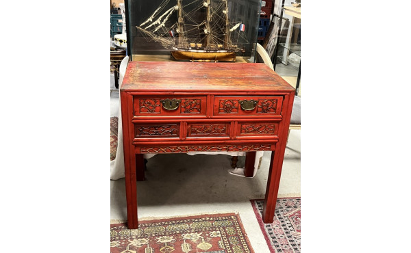 Console chinoise laquée rouge ouvrant à 