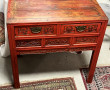 Console chinoise laquée rouge ouvrant à 