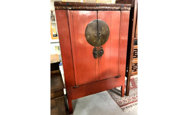 Armoire chinoise en bois laqué rouge et 