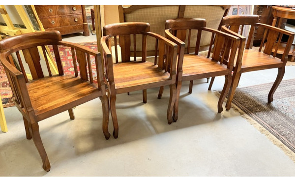 Quatre fauteuils en bois exotique à doss