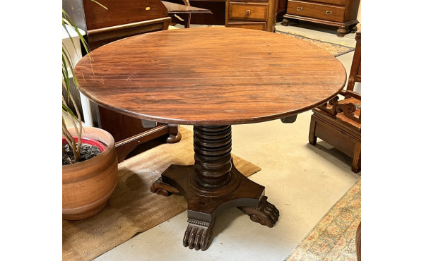 Table en palissandre piétement à griffes