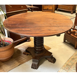 Table en palissandre piétement à griffes