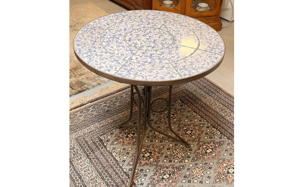 Petite table ronde piètement en fer forg