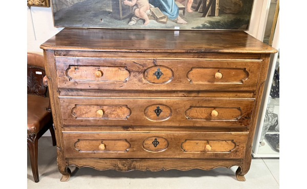 Commode XVIIIème en noyer ouvrant à 3 ti