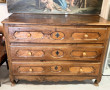 Commode XVIIIème en noyer ouvrant à 3 ti