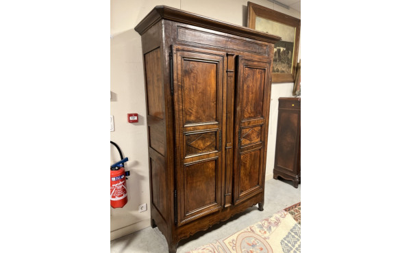 Armoire ancienne à motif de losanges
