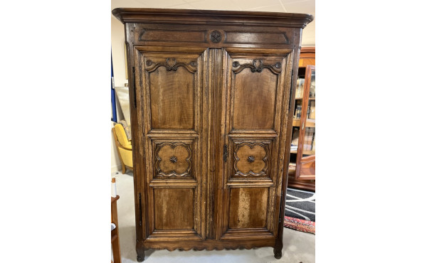 Armoire ancienne à motif d'une étoile