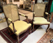4 chaises et une paire de fauteuils asso