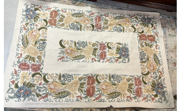 Tenture à décor floral polychrome sur fo