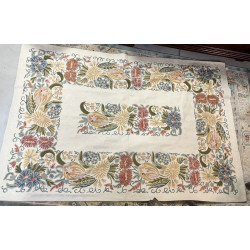 Tenture à décor floral polychrome sur fo